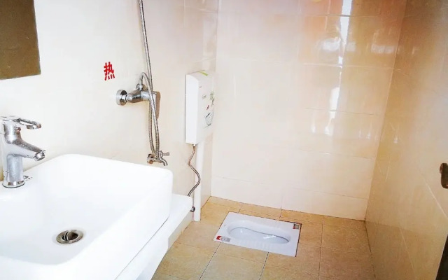 DONG JIANG HU XIANG CUN DA WAN CAI Hotel