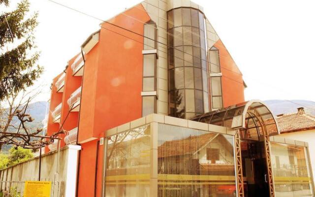 Hotel Via Lacus вид на фасад
