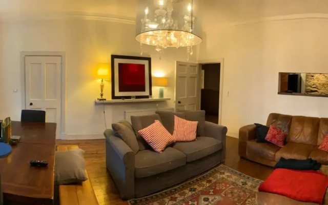 Spacious New Town Flat in City Centre