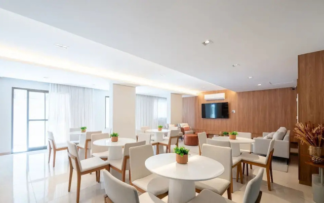 Studio Moderno em cond. c/ piscina HFO0208