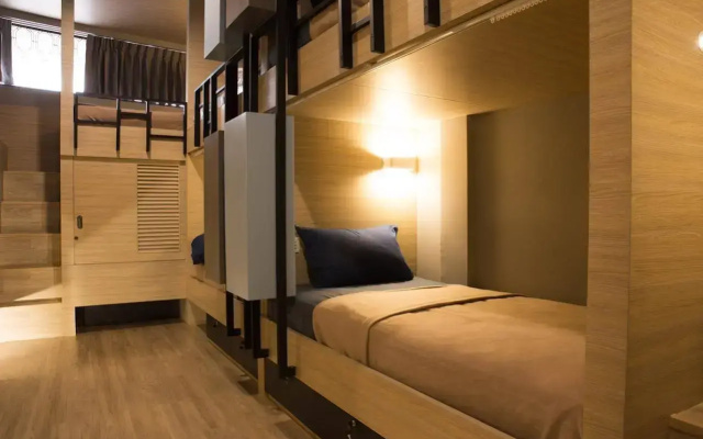 Bed Box Khaosarn Hostel