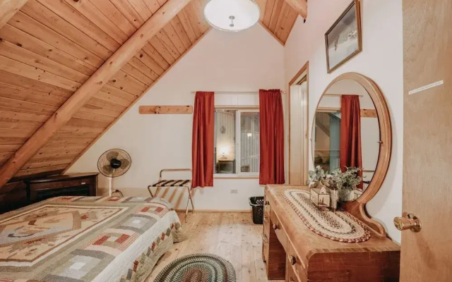 17mbr - Log  - Bbq - Pets Ok - Wifi - Sleeps 8 2 Bedroom Home by RedAwning