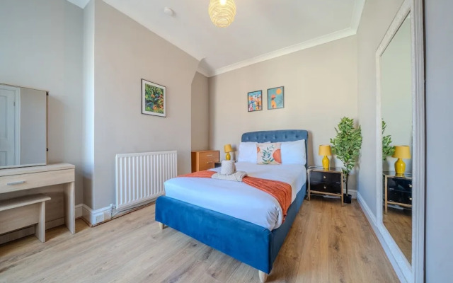 Sleeps 6 Spacious 3 Bed House w/ Free Parking