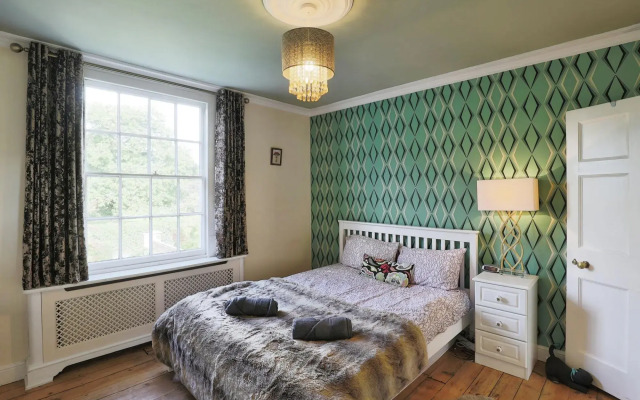 Stunning 4 Bed Semi-detached Home With Ample Space