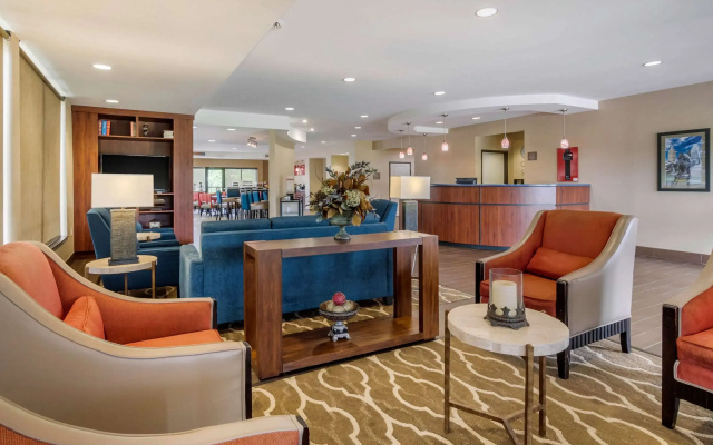 Comfort Suites Speedway - Kansas City