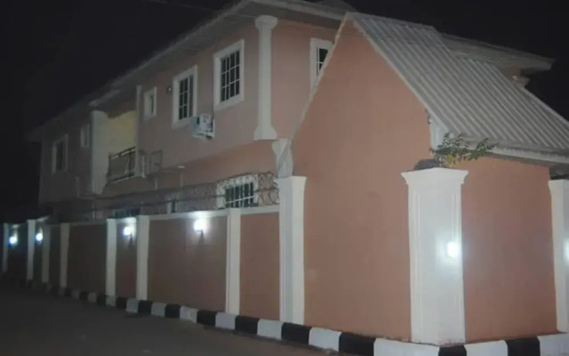 6 Bedroom Serviced Apartments In House in Benin