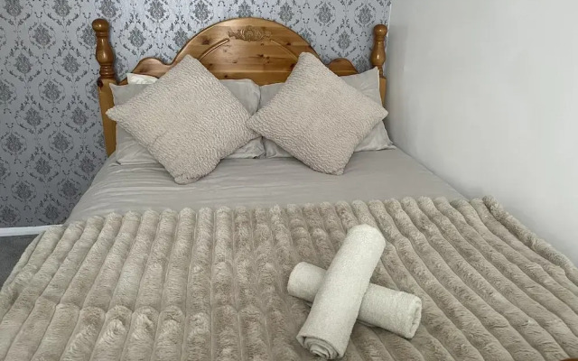 3 Bed House - Sleeps 5 - Garden - Parking - Wifi