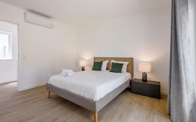 Aroeira Modern Grand Villa With Pool by Homing