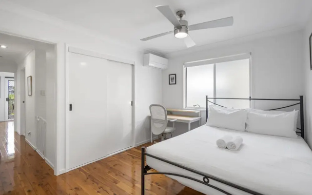 Bright 3-bed Home in Leafy Annerley