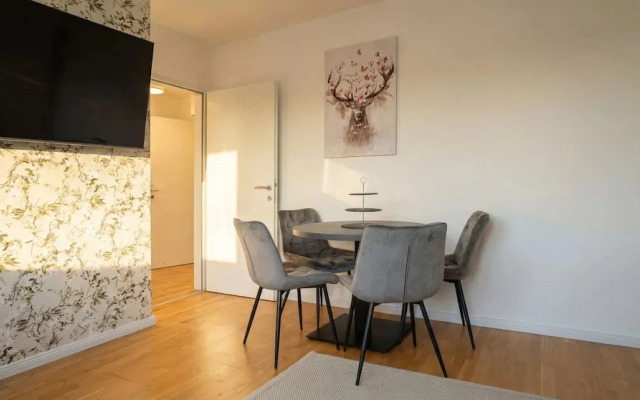Central Vienna Modern 1BR Apt Balcony