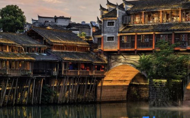 Phoenix Yinyue River View Homestay (Phoenix Ancient City Branch)