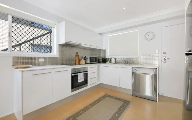 Ground Floor 2-bed Mermaid Beach Pad With Parking