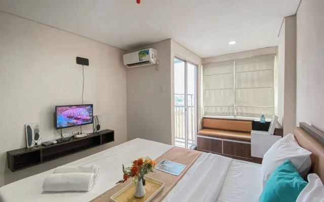 Comfy And Homey Studio At Enviro Apartment