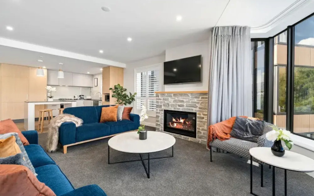 Lovely 2 Bedroom Apartment With Indoor Fireplace