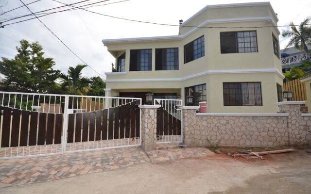Отель Dukes Hideaway, Silver Sands 6BR вид на фасад