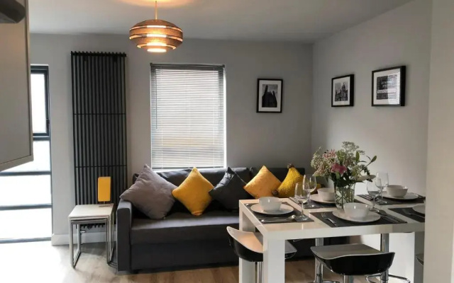 City Centre Townhouse-3 Bedrooms & Parking - Excellent Location