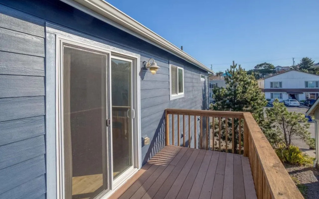 Ocean View and Modern Comforts - Stunning Nye Beach Retreat
