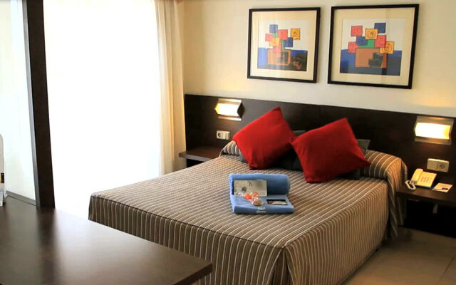 Aqua Hotel Montagut Suites вид на фасад
