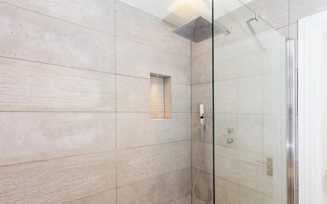 Amazing Chelsea Flat With Stunning Balcony