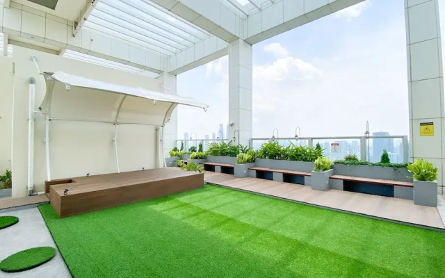 Modern Look And Comfy 2Br Menteng Park Apartment
