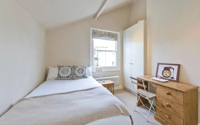 Bright & Spacious 2-bed Apt, 5 Mins From Tube