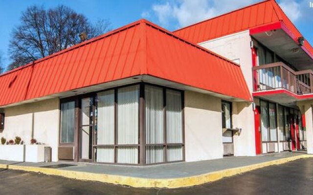 Econo Lodge Civic Center in Roanoke, United States of America from 143$, photos, reviews - zenhotels.com hotel front