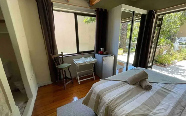 Room-living In Mountain Views Camps Bay