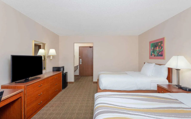 Norwood Inn & Suites by BlissPoint Post Rd Indianapolis