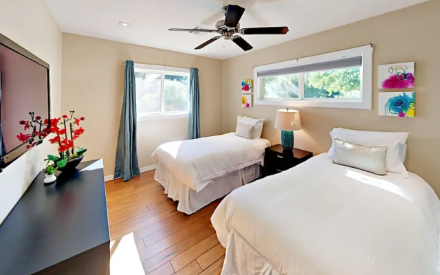E Mariposa Home 4 Bedrooms 2 Bathrooms Home