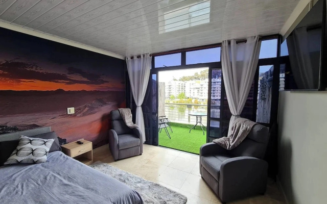 Waterfront Deco Apartment 2 Sleeper Lake Views
