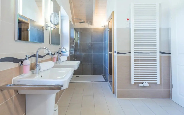 Exclusively Furnished 5-star Holiday Home Near the Beach