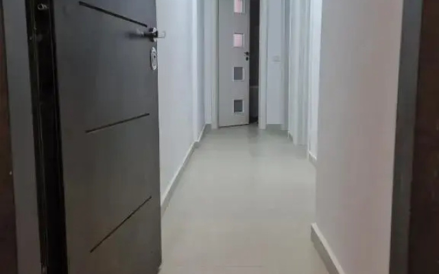 Deluxe 2 bedroom apartment with balcony and private parking