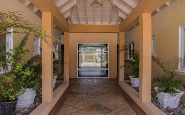 Central Upscale New Kingston Apt with pool