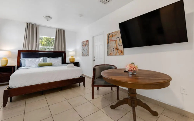 Art King Suite With Priv Bath