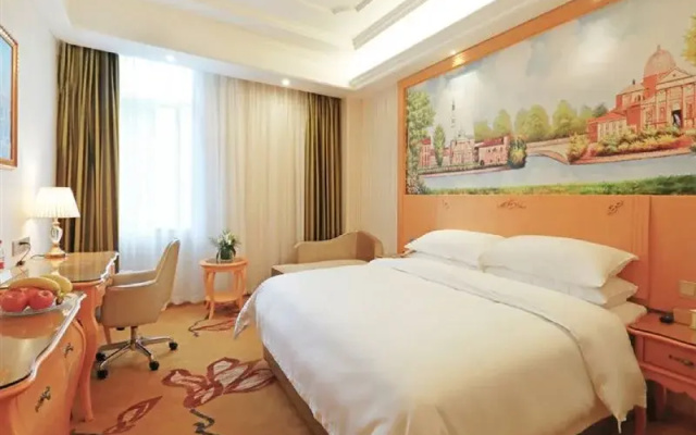 Vienna International Hotel (Fuzhou South Railway Station, Lulei Metro Station)