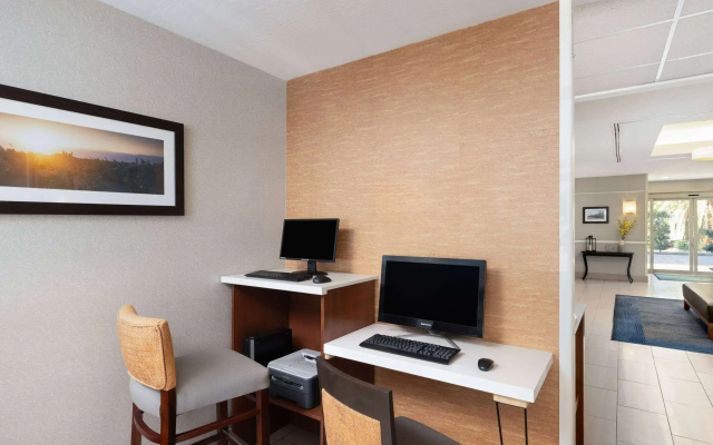 La Quinta Inn & Suites by Wyndham Bakersfield North