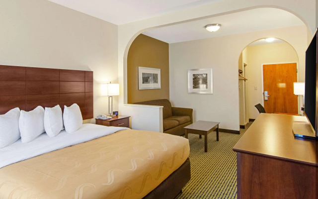 Quality Inn & Suites Near Tanger Outlet Mall