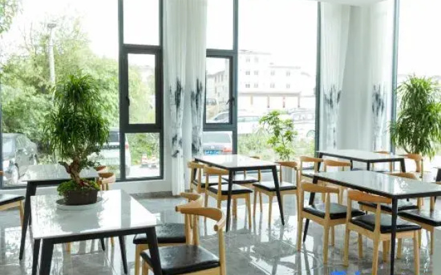 Jiujiu Holiday Hotel