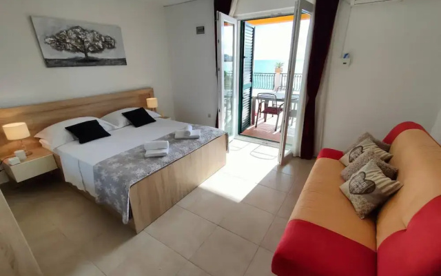 A1 Beachfront apt With big Terrace and sea View