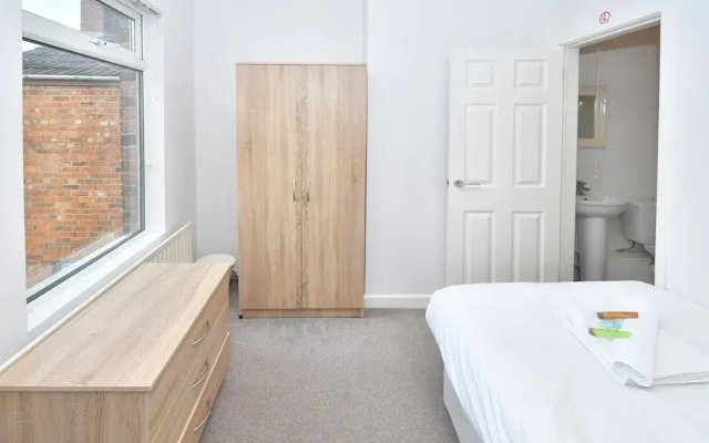 Townhouse @ 115 Walthall Street Crewe