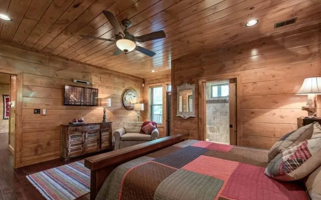 Bear Elegance - Three Bedroom Cabin