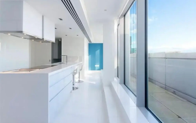 4 Bed Penthouse - Sleeps 10 - Parking - Smoking
