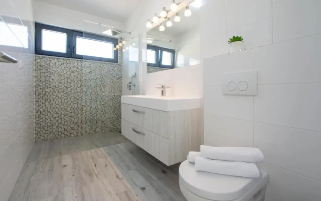 Nice Home in Kucine with WiFi, 4 Bedrooms & Hot Tub