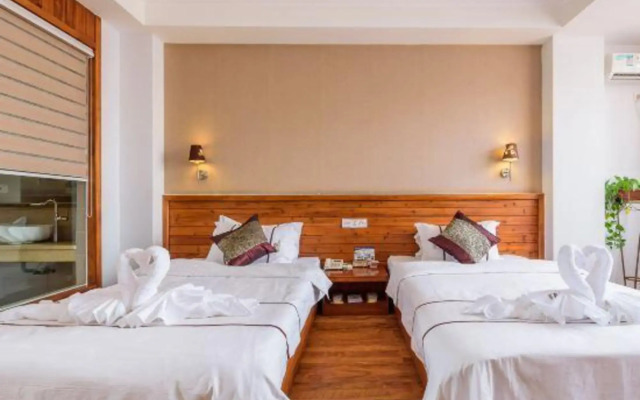 Pu'er Plum Lakeside Hotel