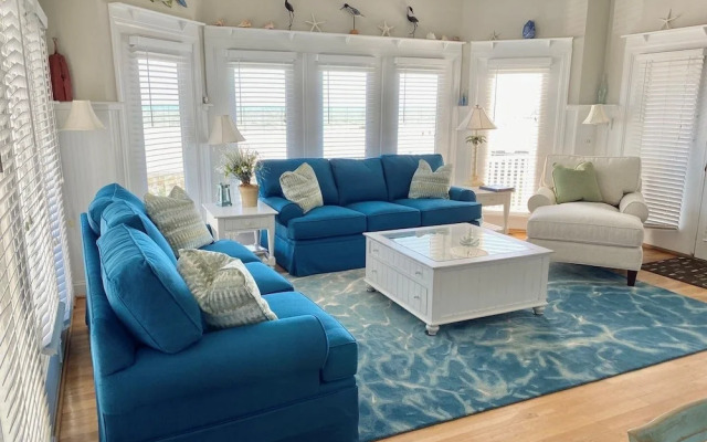 Sweet Dreams Private  4 Bedroom Home by RedAwning