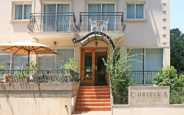 Отель Chrielka Hotel Apartments Кипр, Лимассол - отзывы, цены и фото номеров - забронировать отель Chrielka Hotel Apartments онлайн вид на фасад