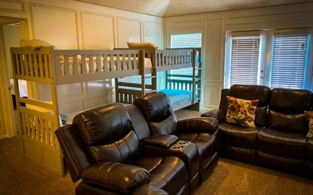 4Bdrm 3.5Bath 8Beds - Pool House