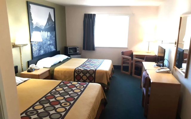 Super 8 by Wyndham Hamilton