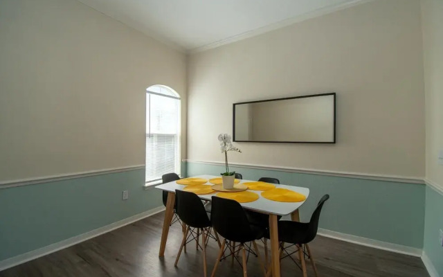 Delightful, Refurbished Apt! Everything you need!