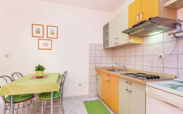 Inviting Apartment in Vinkuran near Sea